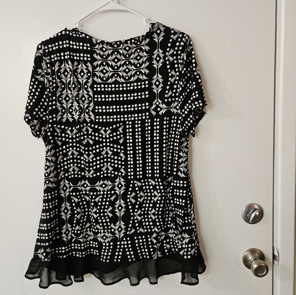 JM Collection Black and White Geometric Blouse - Picture 3 of 4